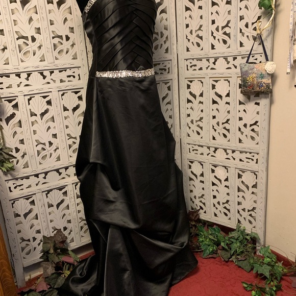 JUMP APPAREL LIKE NEW DARING BLACK SATIN & JEWELS FORMAL PROM DRESS GOWN - Picture 3 of 9